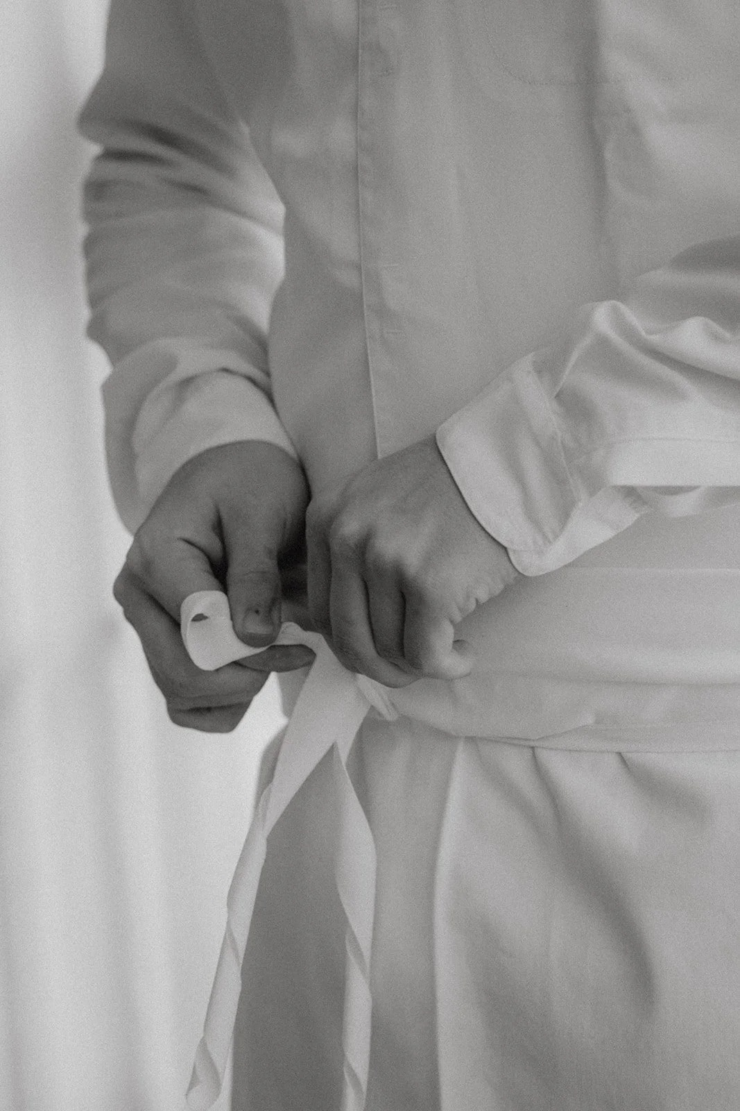 Mains pliant une serviette