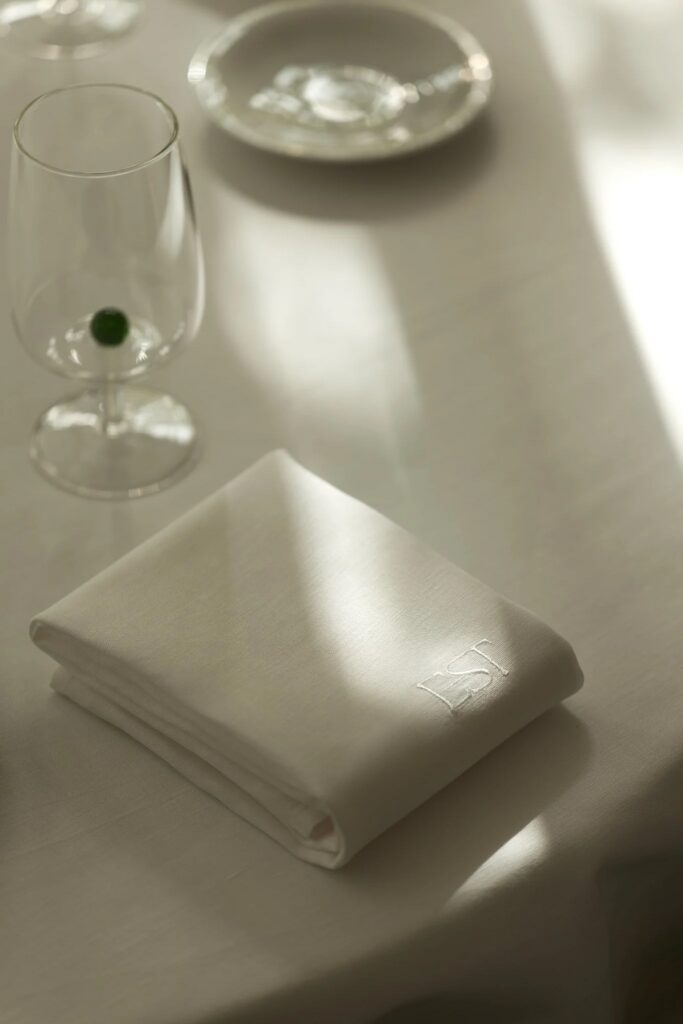 Servet met EST-monogram